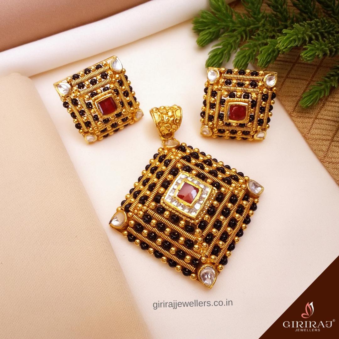 Buy Golden Cameo Antique Pendant Set 22 KT yellow gold (38.2 gm). | Online By Giriraj Jewellers