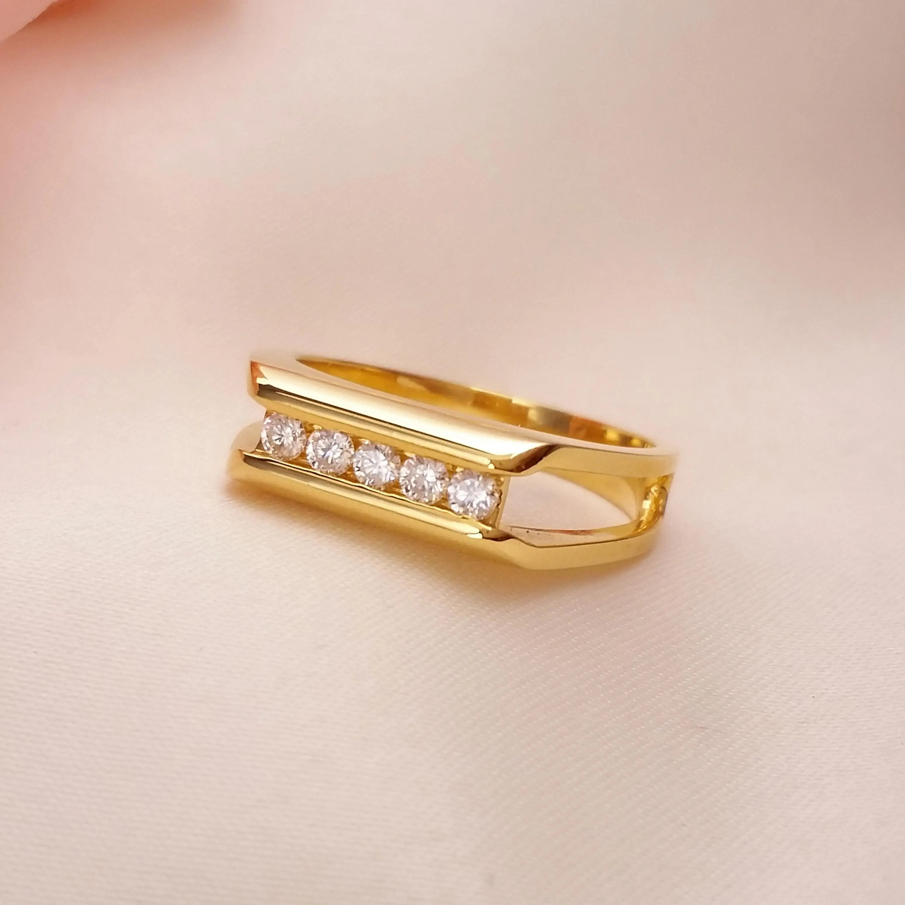 Buy Crystal Belt Diamond Ring 18 KT yellow gold (5.532 gm). | Online By Giriraj Jewellers